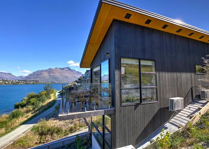 The Villa Lookout - Queenstown Holiday Villa